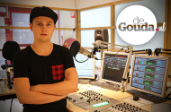 Arthur Snippe (DJ Fresh Coast) in de GoudaFM studio.