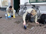 Scouts poetsen Stolpersteine