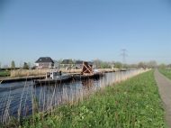 Nieuwe deuren voor de Waaiersluis worden via de Hollandsche IJssel aangevoerd