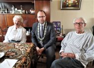 Echtpaar Jong is 65 jaar getrouwd en krijgt bezoek van burgemeester Milo Schoenmaker.